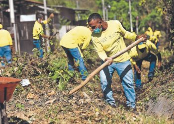 Reos en fase de confianza realizan actividades de limpieza