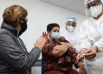 Presidente Bukele destaca ejemplo de maestros por su disposición a las vacunas contra la COVID-19