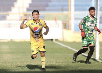 David Rugamas le dio el triunfo a 11 Deportivo a lo Panenka ante Atlético Marte