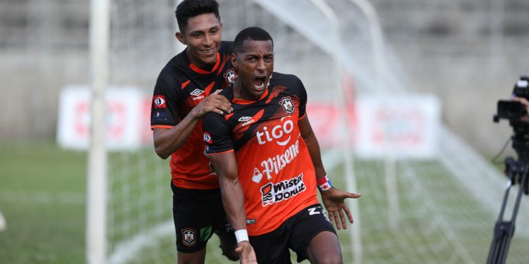 El delantero panameño festeja su segundo gol ante Sonsonate, que significó instaurar un nuevo récord de goleo en el fútbol de primera divisón. Foto David Martínez.
