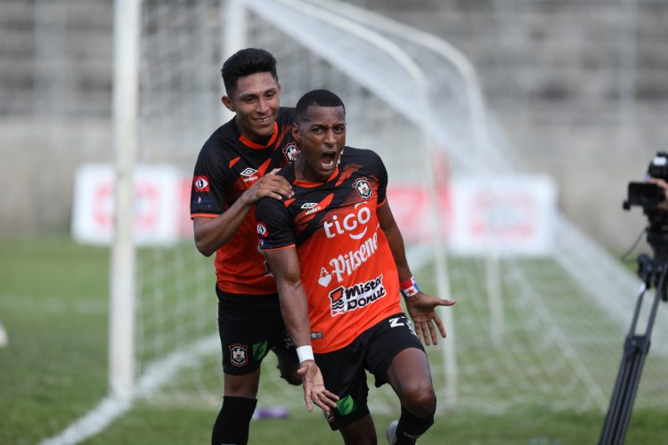 El delantero panameño festeja su segundo gol ante Sonsonate, que significó instaurar un nuevo récord de goleo en el fútbol de primera divisón. Foto David Martínez.
