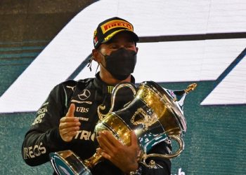 FÓRMULA 1 | Lewis Hamilton gana la primera carrera del año en Baréin; Fernando Alonso abandona
