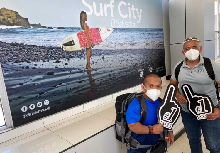 Herbert Aceituno y Jorge López, antes de abordar rumbo a la competencia en Colombia. Foto INDES