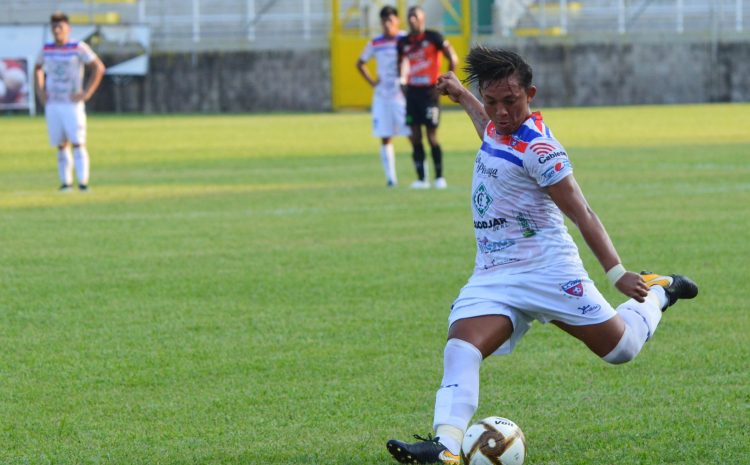 Daniel Melgar antes de anotarle al Águila en el estadio Barraza el torneo pasado. Twitter: @firpo_oficial