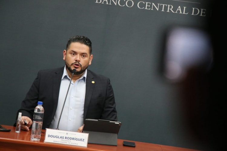 El presidente del BCR, Douglas Rodríguez, dijo que la construcción y electricidad son los sectores que liderarán el proceso de recuperación económica en 2021. Foto: Diario El Salvador.