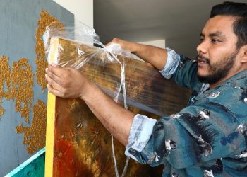 Mario Fernández, pintor salvadoreño: «Soy el adulto que siempre quise que apareciera en mi vida»