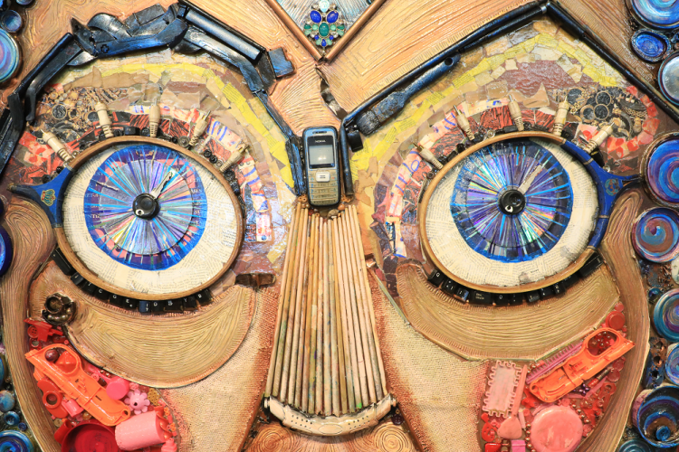 Ojos y gatos son elementos recurrentes en la
exposición. Todas las piezas están a la venta. Foto/René Estrada