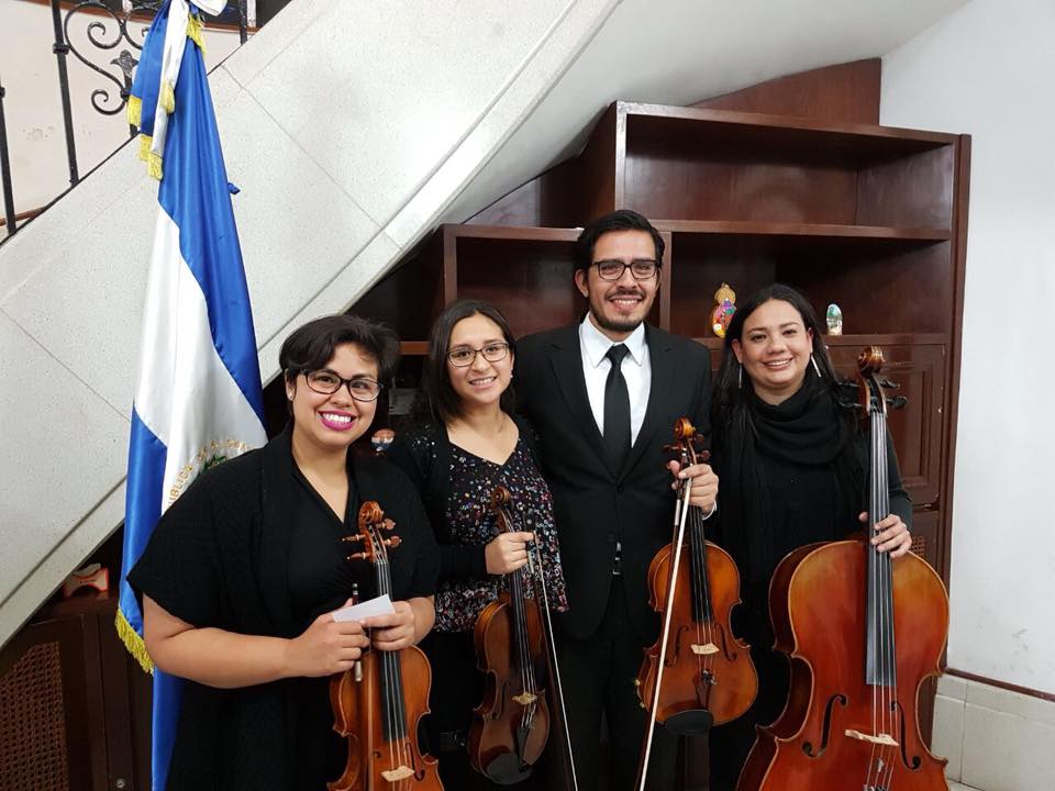 grupo de integrantes de la Orquesta de Salvadorenos en Mexico en una presentacuon en la Embajada de El Salvador en