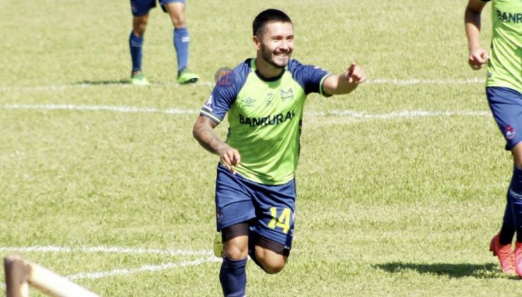 Jaime Alas festeja un gol en el fútbol de Guatemala. Twitter: @jaimealas10