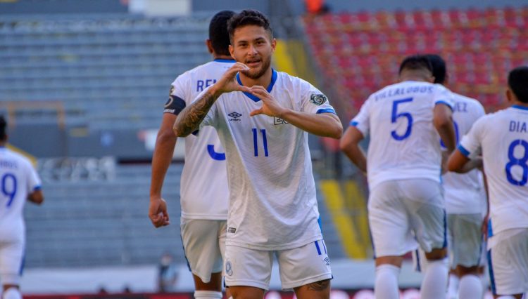 Joshua Pérez festejando uno de sus dos goles en Guadalajara. Twitter: @LaSelecta_SLV