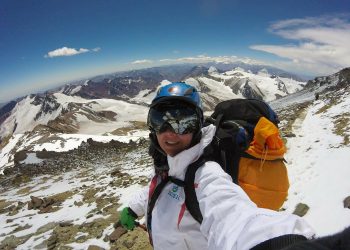 Alfa Karina Arrué apunta hacia la cima del Monte Everest