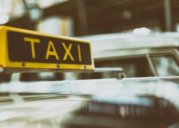 Destinan $10 millones para subsidiar a propietarios de taxi, transporte escolar y emprendimientos de personas con discapacidad