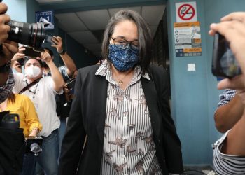 Regina Cañas se entrega a la justicia y negocia proceso abreviado