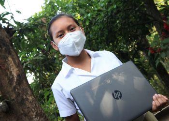 Estudiante del cantón Quezalapa recibe computadora con internet