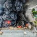 Angustia y desesperación por incendio en venta de repuestos en San Salvador