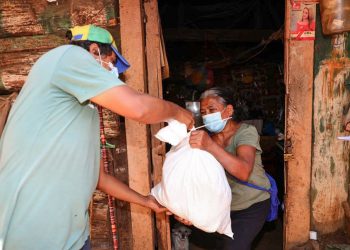 Paquetes de alimentos fueron entregados a familias de Ahuachapán