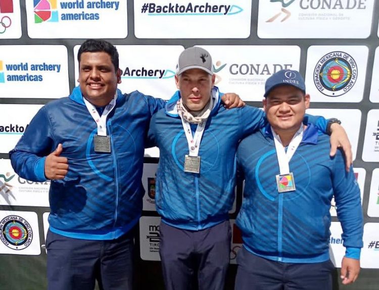 Los seleccionados nacionales de tiro con arco, Roberto Hernández, Miguel Veliz y Douglas Nolasco, ganaron plata en el Panamericano de Monterrey, México. Foto Cortesía COES.