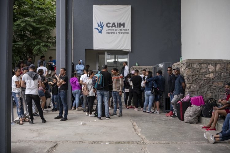 Los cubanos son fotografiados esperando afuera de la oficina del Centro de Atención Integral de Migrantes para registrarse y recibir sus números para cruzar a los Estados Unidos, en Ciudad Juárez, Estado de Chihuahua, el 20 de mayo de 2019. FOTO / AFP