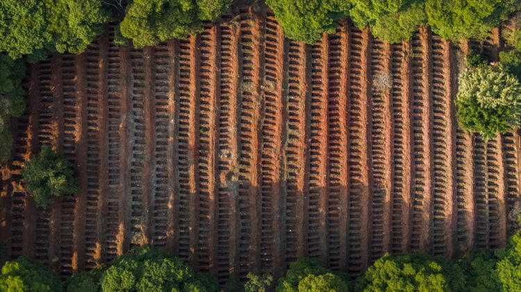 Vista aérea del cementerio de Vila Formosa, en las afueras de Sao Paulo, Brasil, el 26 de septiembre de 2020, en medio de la nueva pandemia de coronavirus. FOTO / AFP
