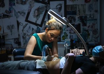 FOTOS: Mujeres en Vietnam curan sus heridas con tatuajes