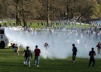 Policía de Bruselas dispersa multitud con cañones de agua y gas pimienta por desafiar restricciones de COVID-19
