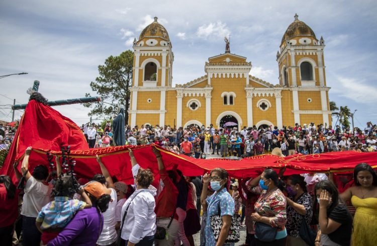 Los fieles católicos recrean el Vía Crucis durante el Viernes Santo, en Masatepe, 50 km al sur de Managua, el 2 de abril de 2021. FOTO / AFP