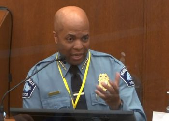 Jefe de policía de Minneapolis sube al estrado en juicio por muerte de Floyd