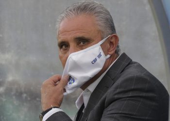 Tite, entrenador de la selección brasileña de fútbol, recibe primera dosis de la vacuna contra la COVID-19
