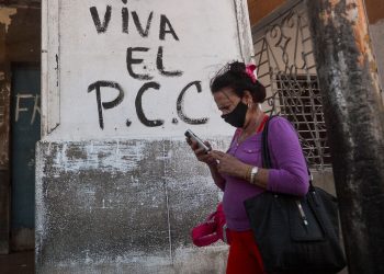Cubanos esperan sin entusiasmo relevo en la dirección del Partido Comunista