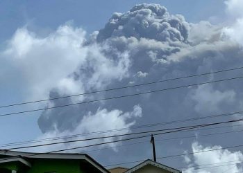 Miles de evacuados tras erupción de volcán de la isla caribeña San Vicente