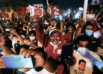 Perú llega a elecciones sin favoritos y con récord de casos de la COVID-19