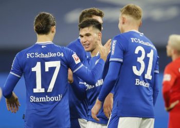 Schalke 04 logra su segundo triunfo en Bundesliga pero continúa hundido en el último lugar
