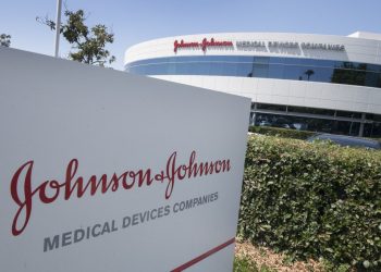 Expertos en salud de EE. UU. se reúnen para discutir sobre la suspendida vacuna de  Johnson & Johnson