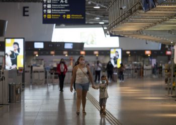 Francia suspende todos sus vuelos con Brasil por variante de la COVID-19