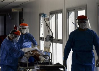Agotados y con camas al límite: médicos argentinos se preparan para segunda ola de covid-19