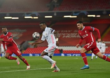 Real Madrid sufrió en Anfield pero clasificó a las semifinales de Champions