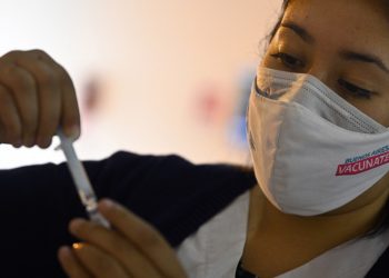 Argentina recibe 800,000 dosis de vacuna rusa Sputnik V