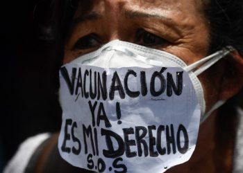 Médicos y enfermeras protestan para pedir vacunas contra la COVID-19 en Venezuela