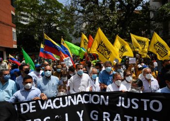 Médicos y enfermeras protestan para pedir vacunas contra la COVID-19 en Venezuela