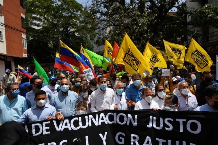 Médicos y enfermeras protestan para pedir vacunas contra la COVID-19 en Venezuela. FOTO / AFP