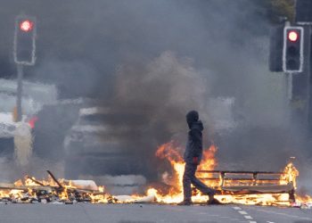 Hallan una bomba bajo el coche de mujer policía en Irlanda del Norte