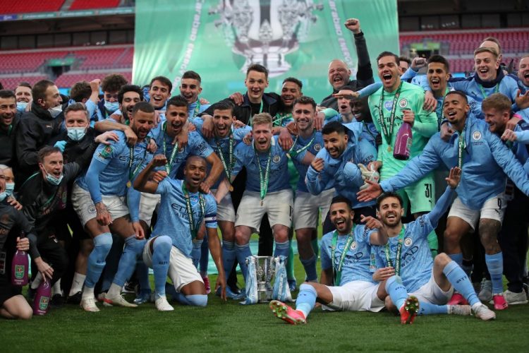 Los jugadores del Manchester City celebran con el trofeo después de ganar el partido de fútbol de la final de la Copa de la Liga inglesa entre el Manchester City y el Tottenham Hotspur en el estadio de Wembley. (Photo by CARL RECINE / POOL / AFP)