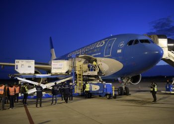 Llegan 384,000 vacunas Sinopharm a Argentina, en alerta por contagios de covid-19