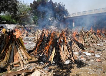 Fotos: Cuerpos de fallecidos por la COVID-19 incinerados en un aparcamiento en Nueva Delhi