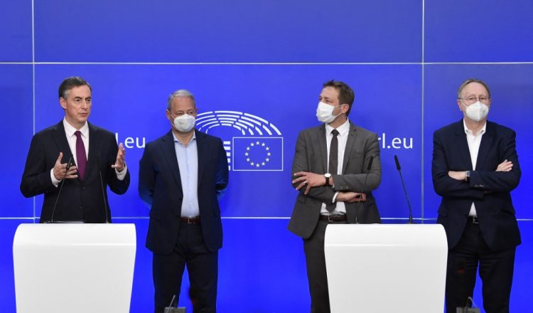 Los miembros del Parlamento Europeo David Mcallister, Andreas Schieder, Christophe Hansen y Bernd Lange dan una conferencia de prensa después del debate sobre el acuerdo comercial y de cooperación UE-Reino Unido durante el segundo día de una sesión plenaria en el Parlamento Europeo en Bruselas, el 27 de abril de 2021. FOTO / AFP