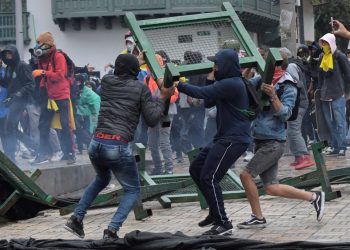 Masivas protestas contra reforma tributaria en Colombia desafían restricciones antiCOVID