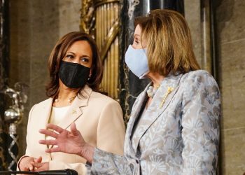 Mujeres hacen historia en EEUU con aparición de Pelosi y Harris detrás de Biden durante discurso