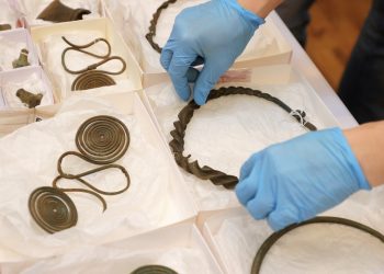 Un tesoro de más de 2,500 años descubierto por un caminante en Suecia