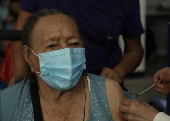 «Es preocupante este virus, pero estoy tranquila porque mi mamá ya recibió la vacuna»