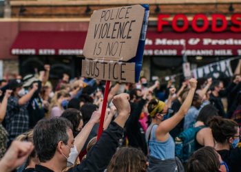Facebook limita contenido que incite a la violencia antes de veredicto en juicio a Chauvin, policía de Minneapolis